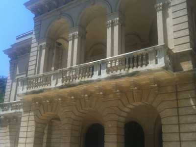 Villa De Grecis- Elegante facciata dai colori tenui con tre arcate